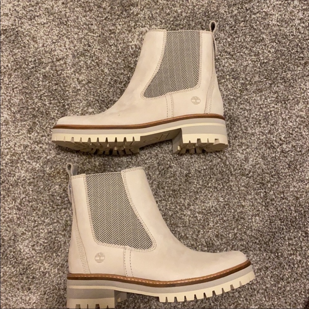 NEVER WORN COURMAYEUR VALLEY CHELSEA BOOTS